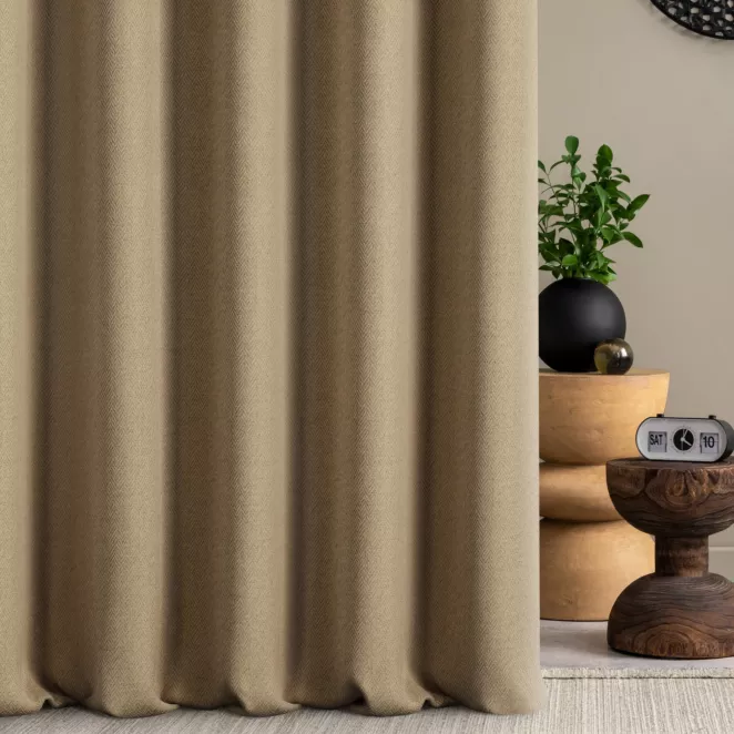 Zasłona szyta na taśmie 5 cm brązowa z tkaniny z jodełkowym wzorem geometrycznym