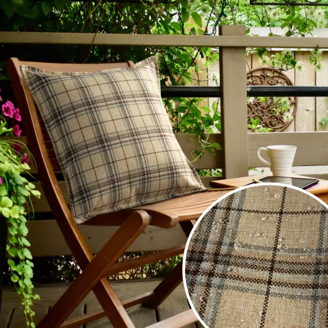 Poszewka na poduszkę 45x45 cm z tkaniny wodoodpornej kremowo, beżowa idealna na taras oraz balkon zdobiona nadrukiem kraty GARDEN