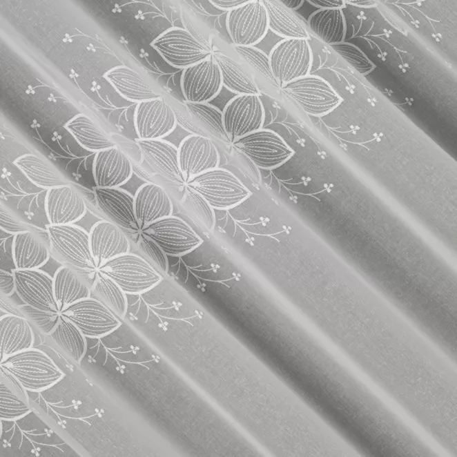 H217/2 Firana szyta na taśmie 5 cm naturalna z cienkiej etaminy ozdobionej matowym haftem w kwiatowy wzór