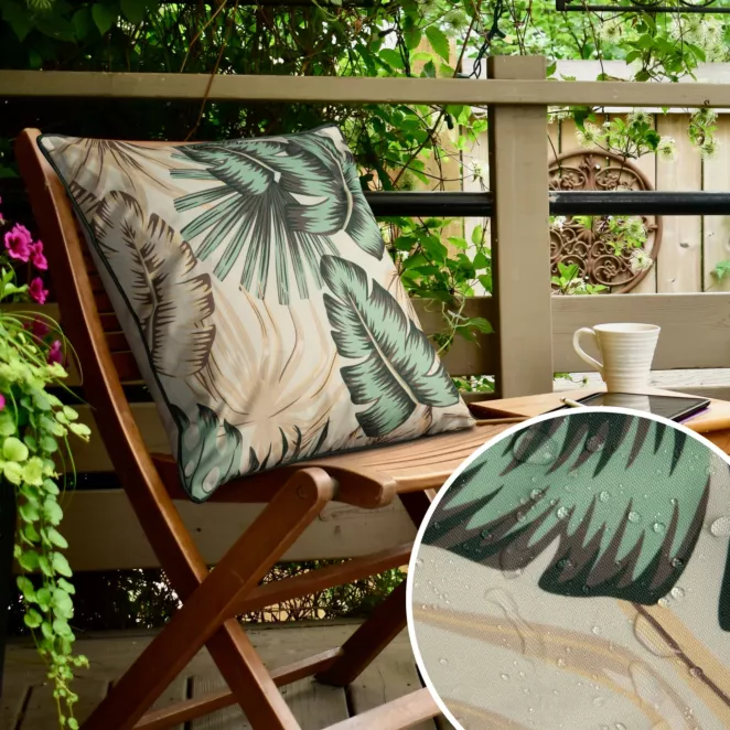 Poszewka na poduszkę 45x45 cm z tkaniny wodoodpornej kremowo, zielona idealna na taras oraz balkon z motywem egzotycznych liści GARDEN