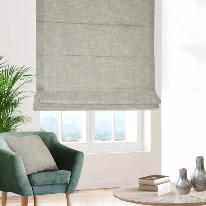 Roleta rzymska beżowa z ekologicznej tkaniny zawierającej len, wykończona obciążnikiem