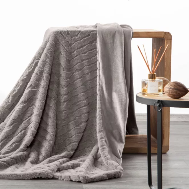 Koc 150x200 cm srebrny, z miękkiej tkaniny futerkowej z efektem 3D KATE