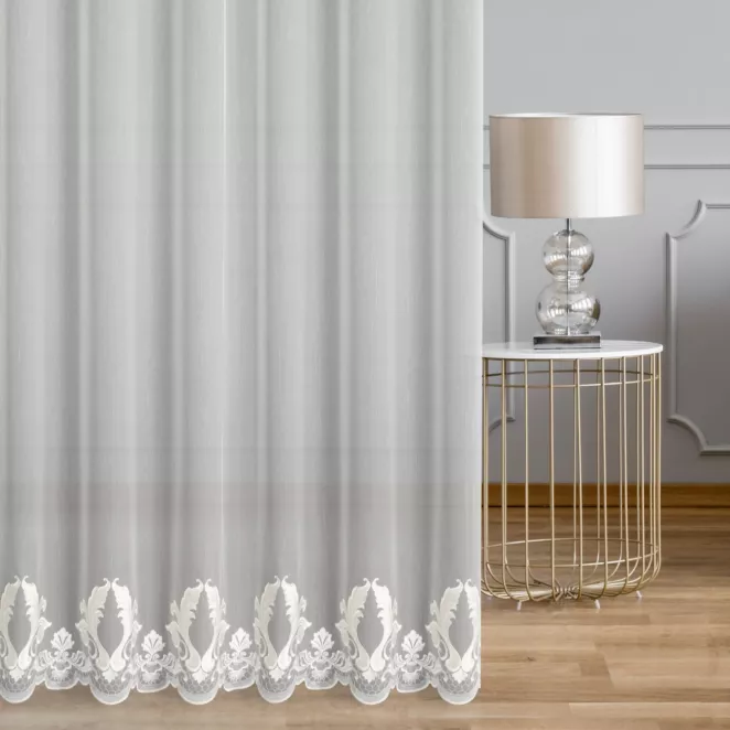 Firana szyta na taśmie 5 cm naturalna z tkaniny typu ADEN z delikatnym deszczykiem, zdobiona fantazyjnym haftem z dodatkiem welwetu Italissima Eva Minge
