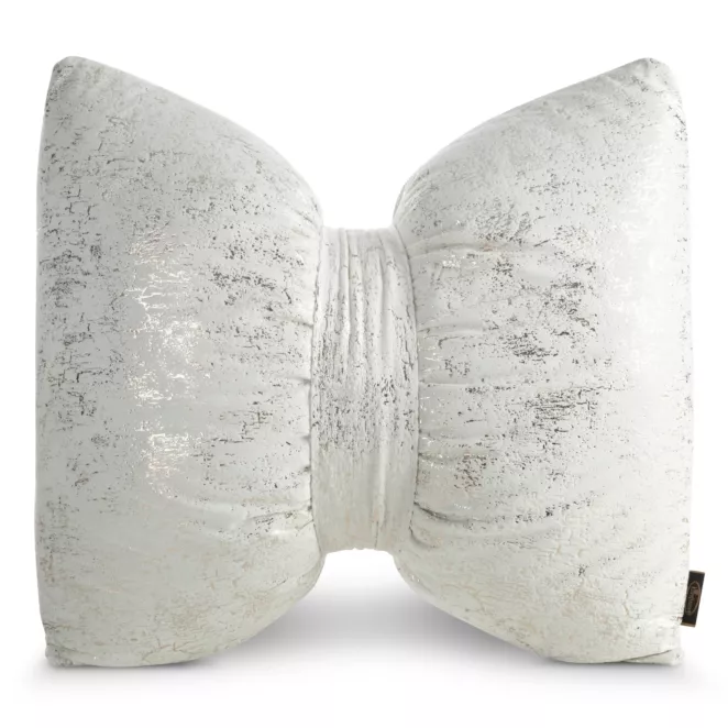 Poduszka 45x55 cm welwetowa kolor kremowy w kształcie kokardy z przecieranym lśniącym wzorem KODARDA 1