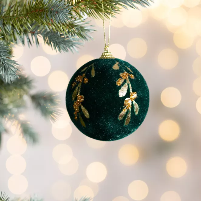 Bombka choinkowa o puszystej powierzchni ze złotym wzorem gałązek jemioły