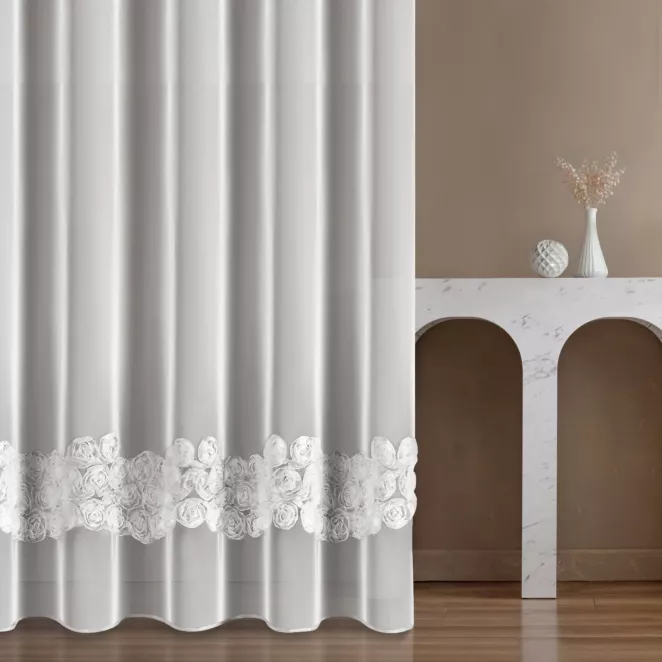Firana szyta na taśmie 5 cm biała z tkaniny typu siatka z 3 pasami róż