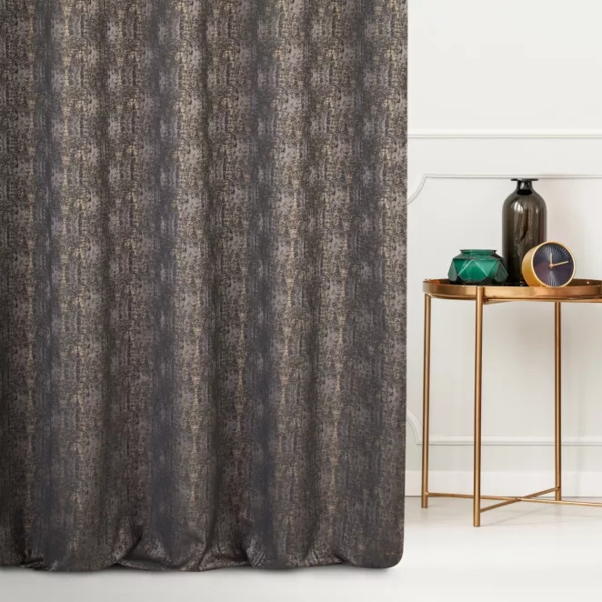 Zasłona szyta na taśmie 5 cm grafitowo złocista z tkaniny z wzorem w formie przecierki na błyszczącym tle Pierre Cardin
