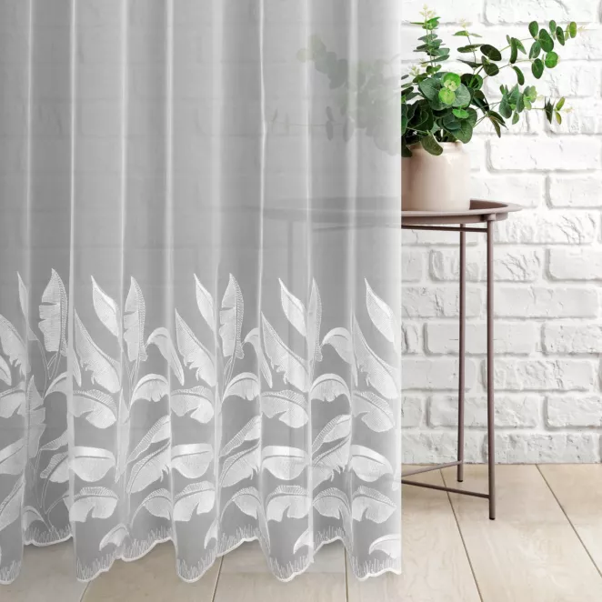 Firana szyta na taśmie 5 cm biała z delikatnej, lekkiej tkaniny typu PERU matowe, ozdobionej eleganckim haftowanym wzorem w liście