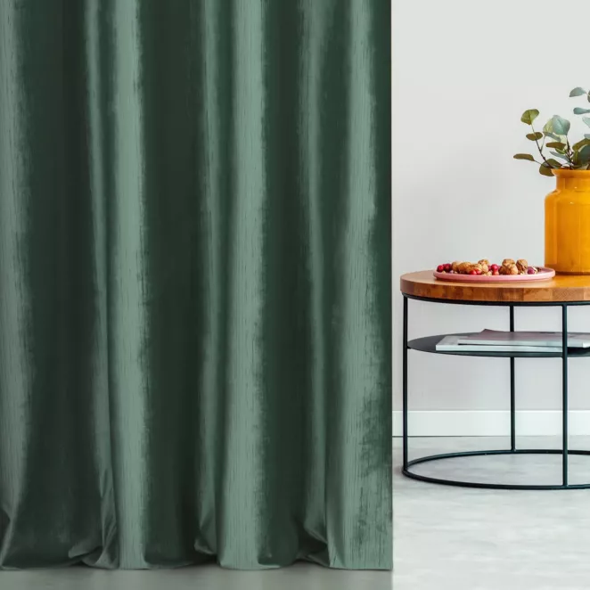 Zasłona szyta na taśmie 5 cm ciemnozielona z tkaniny welwetowej w pionowe prążki, wykończona obciążnikiem