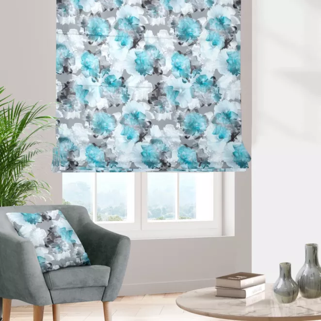 Roleta rzymska NIKKI jasnoturkusowa z miękkiej tkaniny typu blackout drukowanej w malarski kwiatowy wzór
