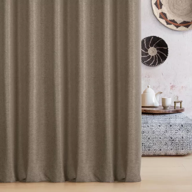 Zasłona szyta na taśmie 5 cm brązowa o naturalnym charakterze, z widocznym, ozdobnym splotem