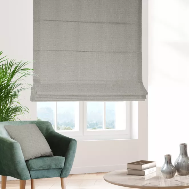 Roleta rzymska ciemnobeżowa z tkaniny o naturalnym splocie z efektem melanżu