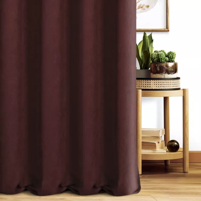 Zasłona szyta na taśmie 5 cm bordowa z miękkiej tkaniny o welurowej strukturze