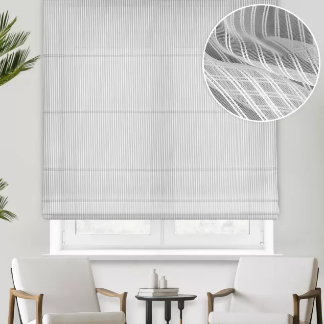 Roleta rzymska biało srebrna tkanina w cienkie pionowe pasy, zdobione połyskującą nicią w srebrnym kolorze, wykończona obciążnikiem
