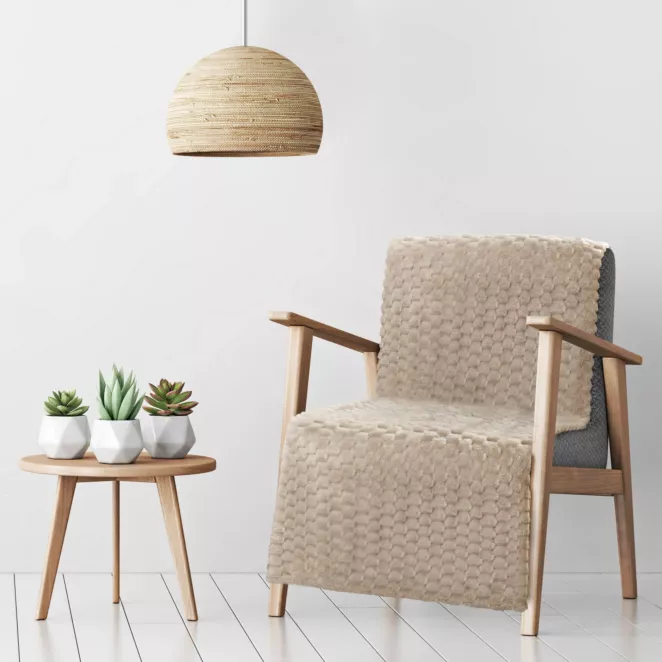 Narzuta na fotel-koc 70x160 cm beżowa miękka i miła w dotyku z wytłaczanym wzorem jodełki CINDY 5 Design 91