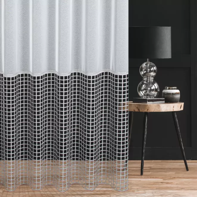 Firana szyta na taśmie 5 cm biało srebrna z matowej markizety zdobionej geometryczną aplikacją w stylu luźnej siatki