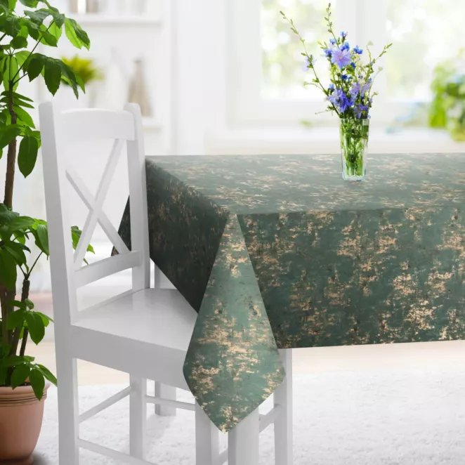 Obrus szyty jasnozielono złoty z grubej, matowej tkaniny welwetowej z połyskliwym nadrukiem Italissima Eva Minge