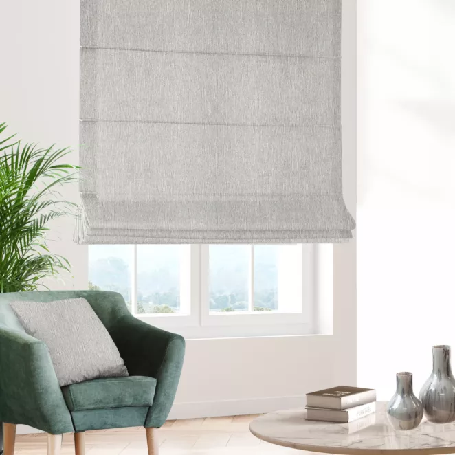 Roleta rzymska STYLE popielata o naturalnym charakterze, z widocznym, ozdobnym splotem