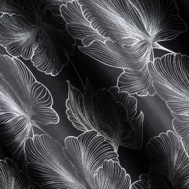 R164/4 Zasłona szyta na taśmie 5 cm czarno srebrna z tkaniny welwetowej zdobionej delikatnie połyskującym drukiem