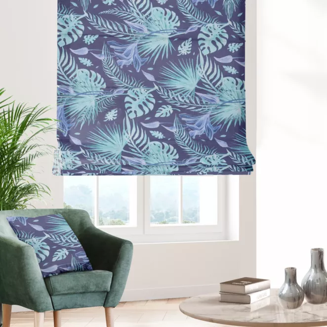 Roleta rzymska TROPICANA jasnoniebiesko jasnoturkusowa z miękkiej tkaniny typu blackout drukowanej w egzotyczne liście