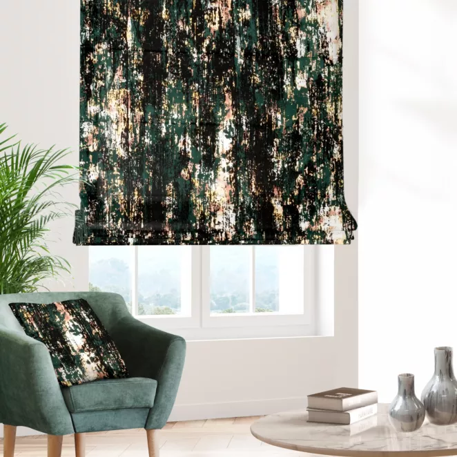 Roleta rzymska ciemnozielono czarna z tkaniny welwetowej z metalicznym nadrukiem