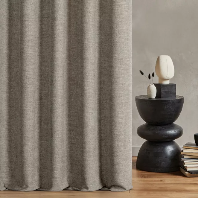 Zasłona szyta na taśmie 5 cm ciemnobeżowa tkanina o naturalnym charakterze z efektem melanżu