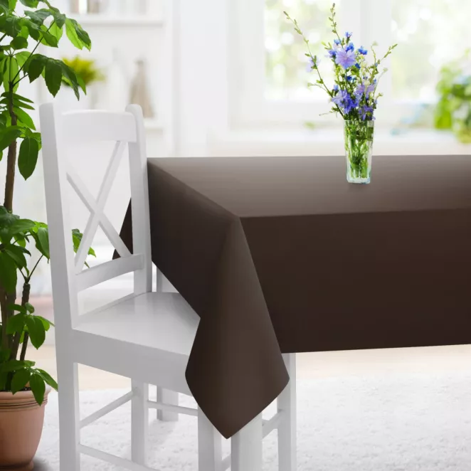 Obrus szyty brązowy z gładkiej tkaniny zaciemniającej typu dimout wykończona obciążnikiem