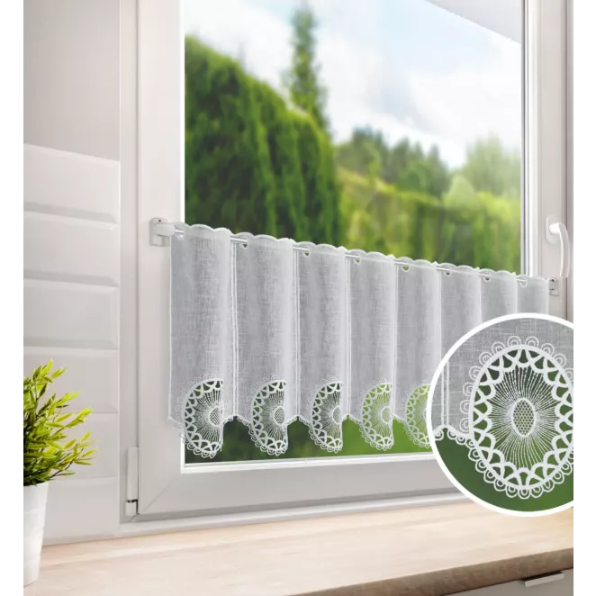 Tkanina firanowa zazdrostka zdobiona ażurowym haftem