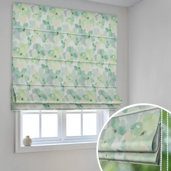 Roleta rzymska kremowo zielona z miękkiej tkaniny o lekkim splocie, pokryta modnym, botanicznym nadrukiem