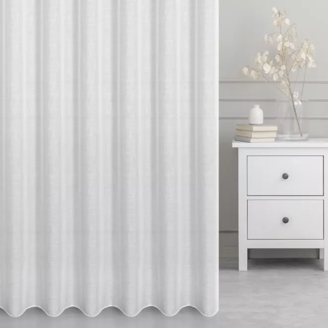 Firana szyta na taśmie 5 cm biała z lekko połyskującej etaminy o gęstym splocie, wykończona obciążnikiem