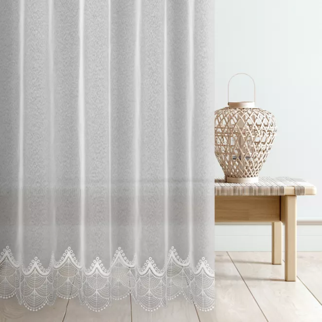 Firana szyta na taśmie 5 cm biała z matowej markizety zdobionej jednym pasem aplikacji dołem