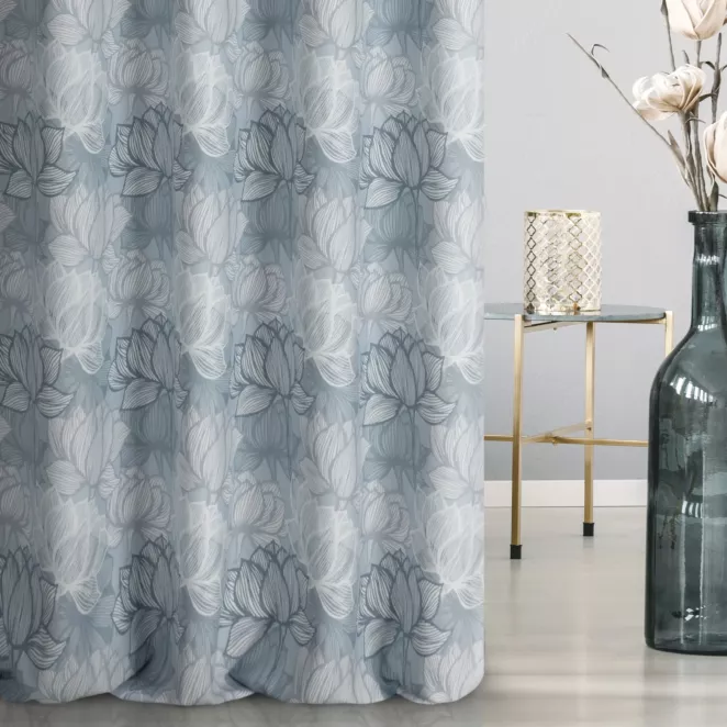 Zasłona szyta na taśmie 5 cm jasnoszara z miękkiej tkaniny o naturalnym splocie z kwiatowym wzorem