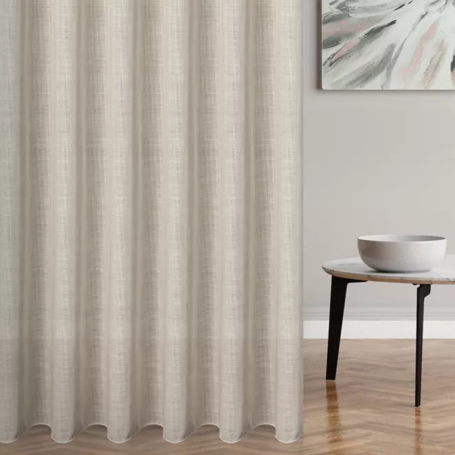 Firana szyta na taśmie 5 cm beżowa z gładkiej matowej etaminy o naturalnym splocie, wykończona obciążnikiem