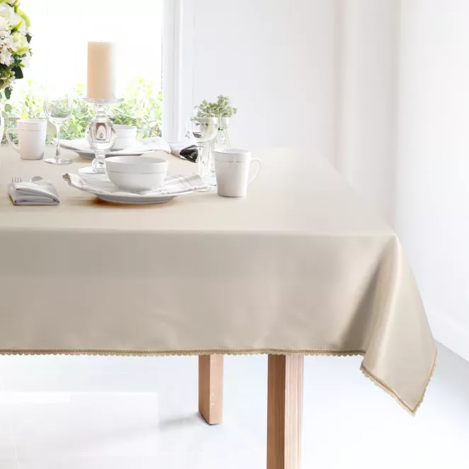 Obrus kremowy 140x220 cm LACE z szampańskim haftowanym zdobieniem