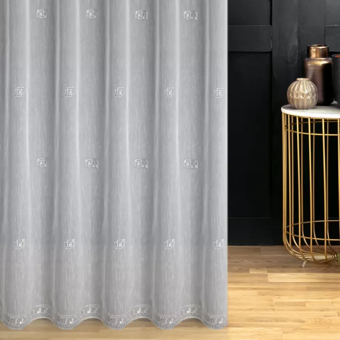 Tkanina firanowa, matowa z delikatnym deszczykiem, zdobiona geometrycznym haftem