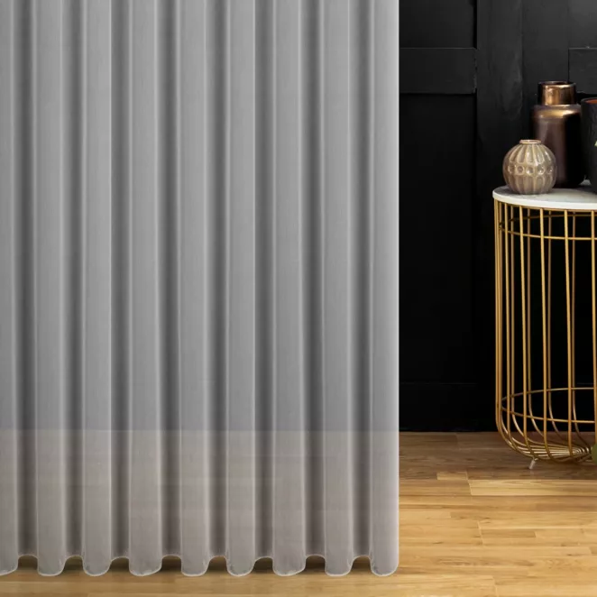 Tkanina firanowa gładka, uniwersalna baza, z subtelnym połyskiem, z efektem deszczyku wykończona obciążnikiem