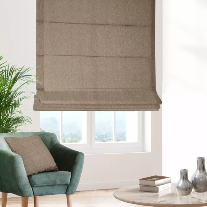 Roleta rzymska brązowa z tkaniny o melanżowej strukturze