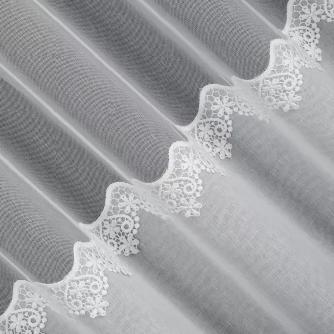 L167/1 Firana szyta na taśmie 5 cm biała z gładkiej tkaniny typu aden z ozdobnym podwinięciem i matową gipiurką