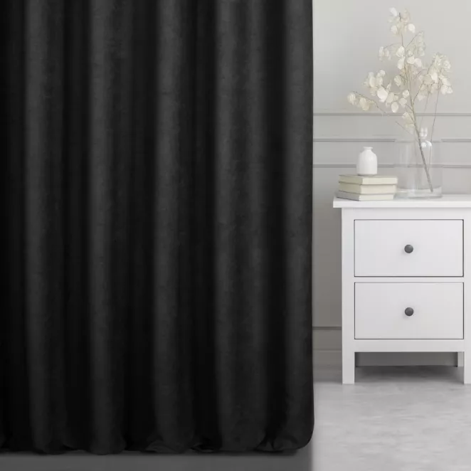 Zasłona szyta na taśmie 5 cm czarna z miękkiej tkaniny o welurowej strukturze i wyraźnym splocie