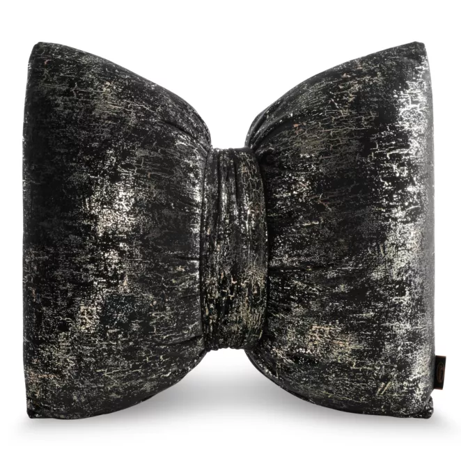 Poduszka 45x55 cm welwetowa kolor czarny w kształcie kokardy z przecieranym lśniącym wzorem KODARDA 1