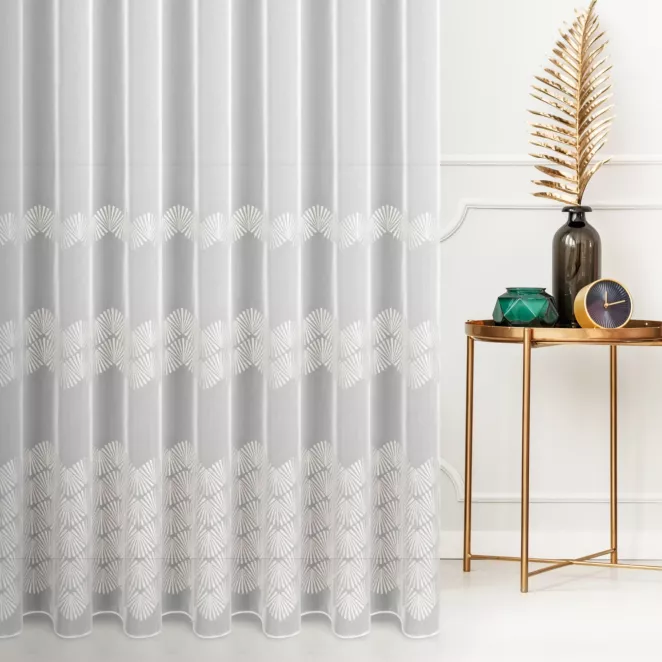 Firana szyta na taśmie 5 cm biało szampańska z matowej tkaniny z trzema pasami haftowanymi we wzór geometryczny, wykończona obciążnikiem