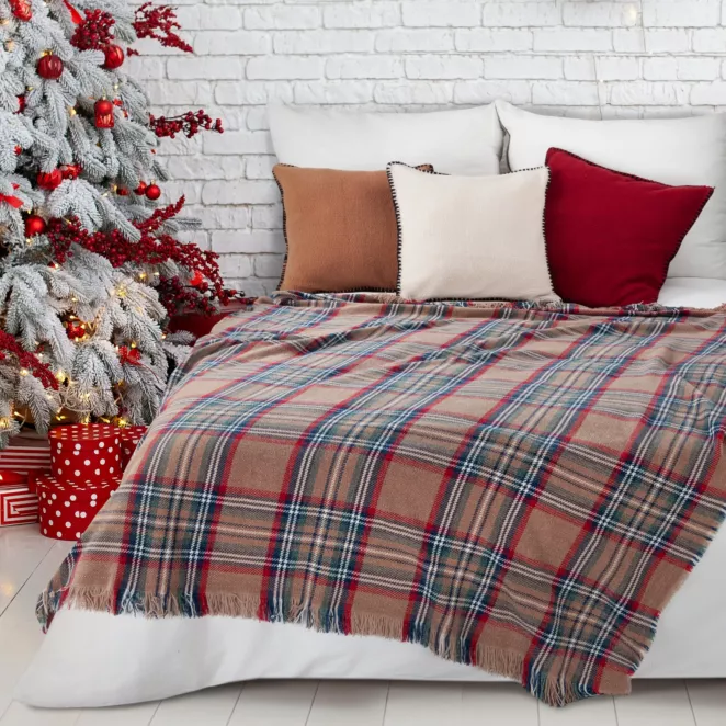 Koc szenilowy 130x150 cm beżowo, czerwony świąteczny z motywem klasycznej kraty zakończony frędzlami MIKKO