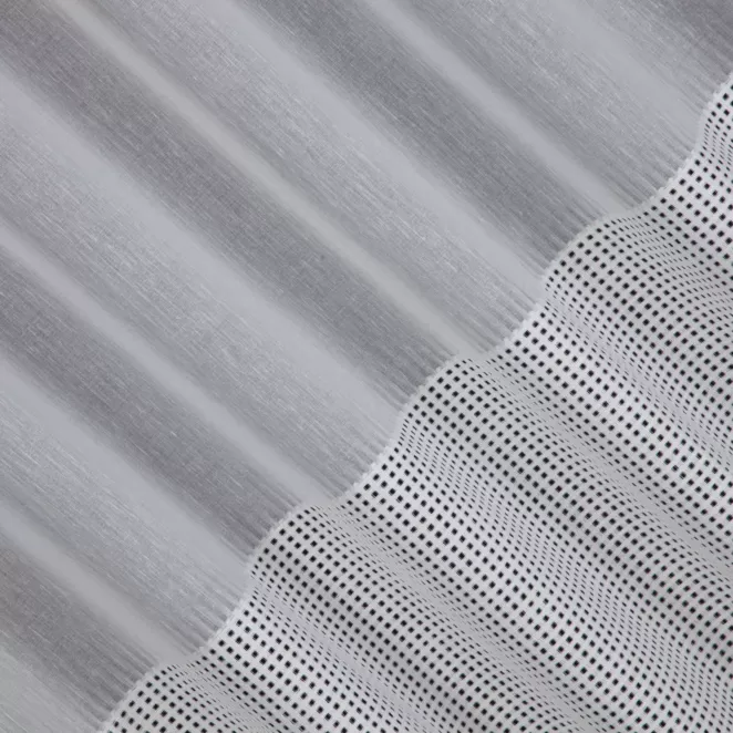 H215/4 Firana szyta na taśmie 5 cm naturalna z matowej etaminy ozdobionej szerokim ażurowym pasem, wykończona obciążnikiem