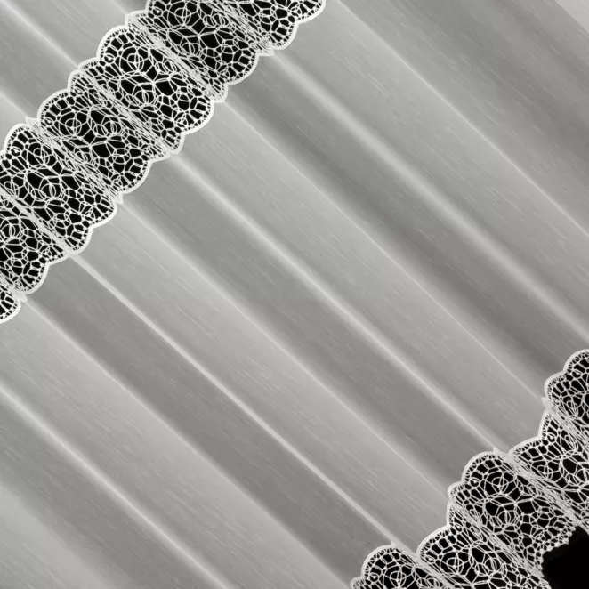 P286/6 Firana szyta na taśmie 5 cm naturalna z delikatnej tkaniny typu aden zdobiona aplikacją