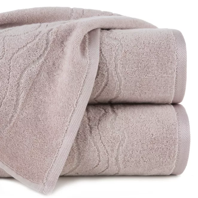 Ręcznik kąpielowy 50x90 cm bawełniany kolor pudrowy róż zdobiony bordiurą z błyszczącym wzorem 500 g/m2 KARIN