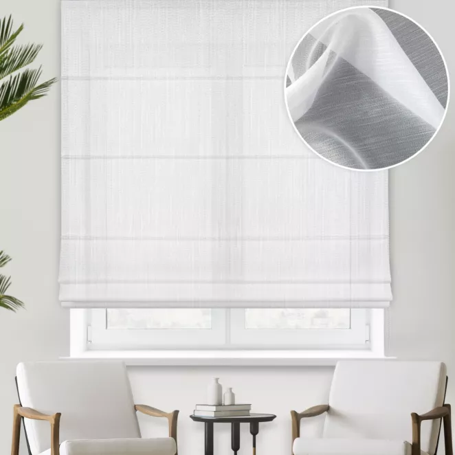Roleta rzymska biała z miękkiej półprzezroczystej tkaniny z efektem deszczyku, wykończona obciążnikiem