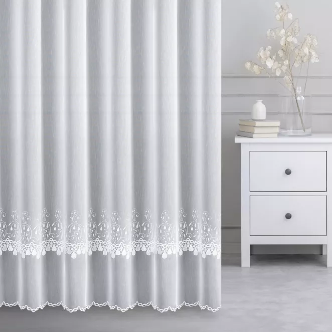 Firana szyta na taśmie 5 cm SHARMA biała z matowej tkaniny haftowanej w drobny wzór