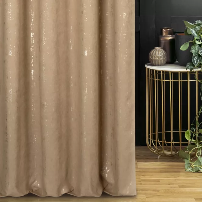 Zasłona szyta na taśmie 5 cm beżowo złocista z miękkiej tkaniny o strukturze weluru z połyskliwym nadrukiem