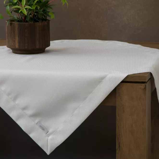 Bieżnik na stół biały  85x85 cm JOWITA zdobiony srebrną błyszczącą nicią w wzór geometryczny z elegancką listwą