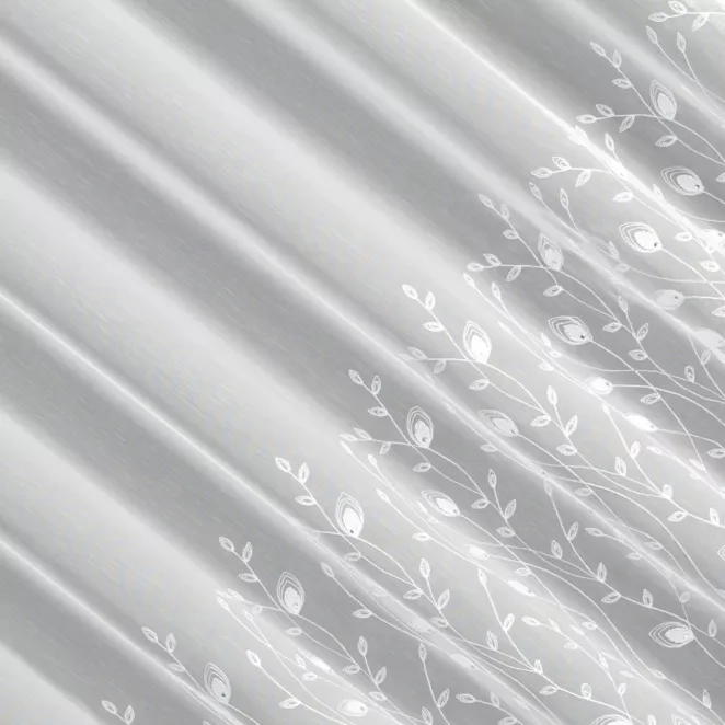 L189/1 Firana szyta na taśmie 5 cm biała z tkaniny z efektem deszczyku, zdobionej haftem roślinnym z kryształkami